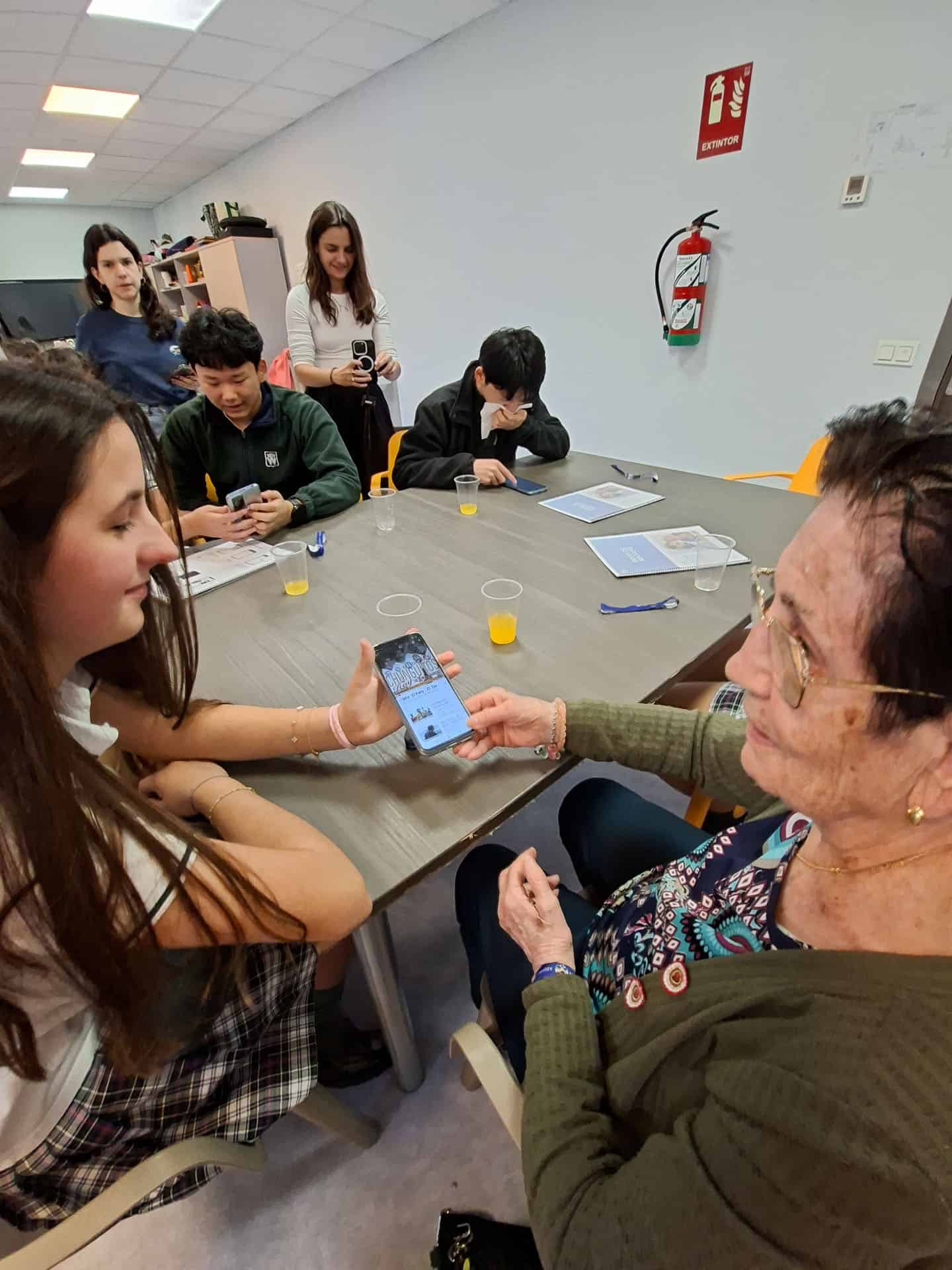Los más jóvenes enseñan cómo funciona el móvil a los residentes