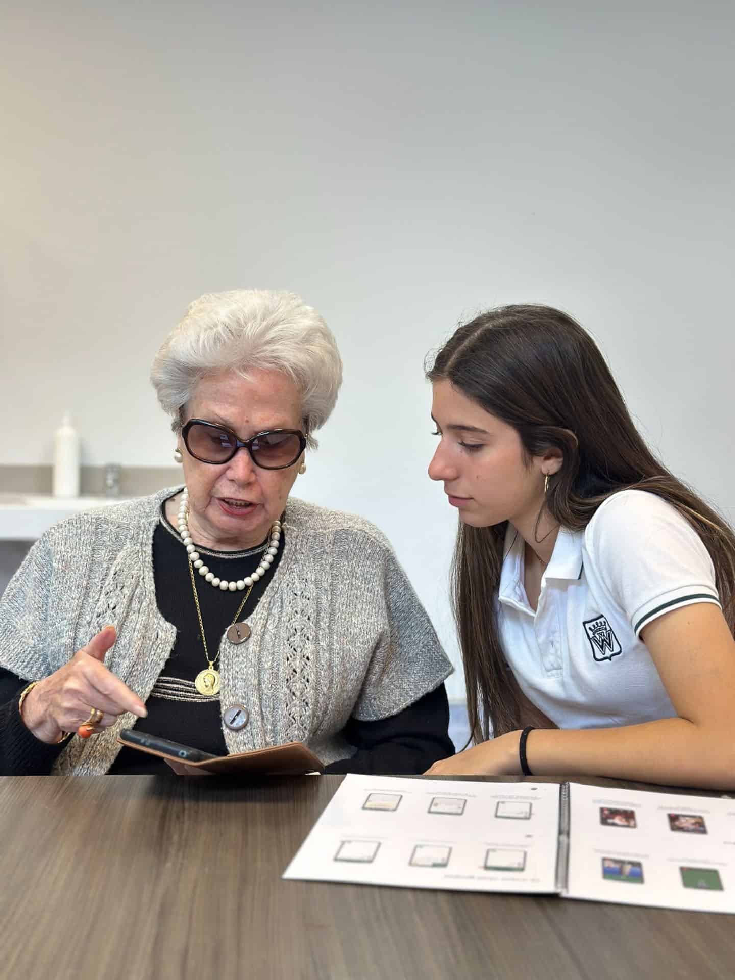 Una residente muy concentrada aprendiendo sobre digitalización