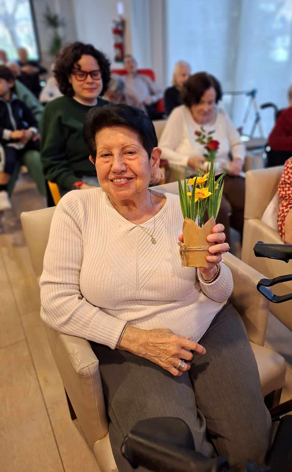 MGS Seniors en Madrid-Edalia feliz junto a su regalo