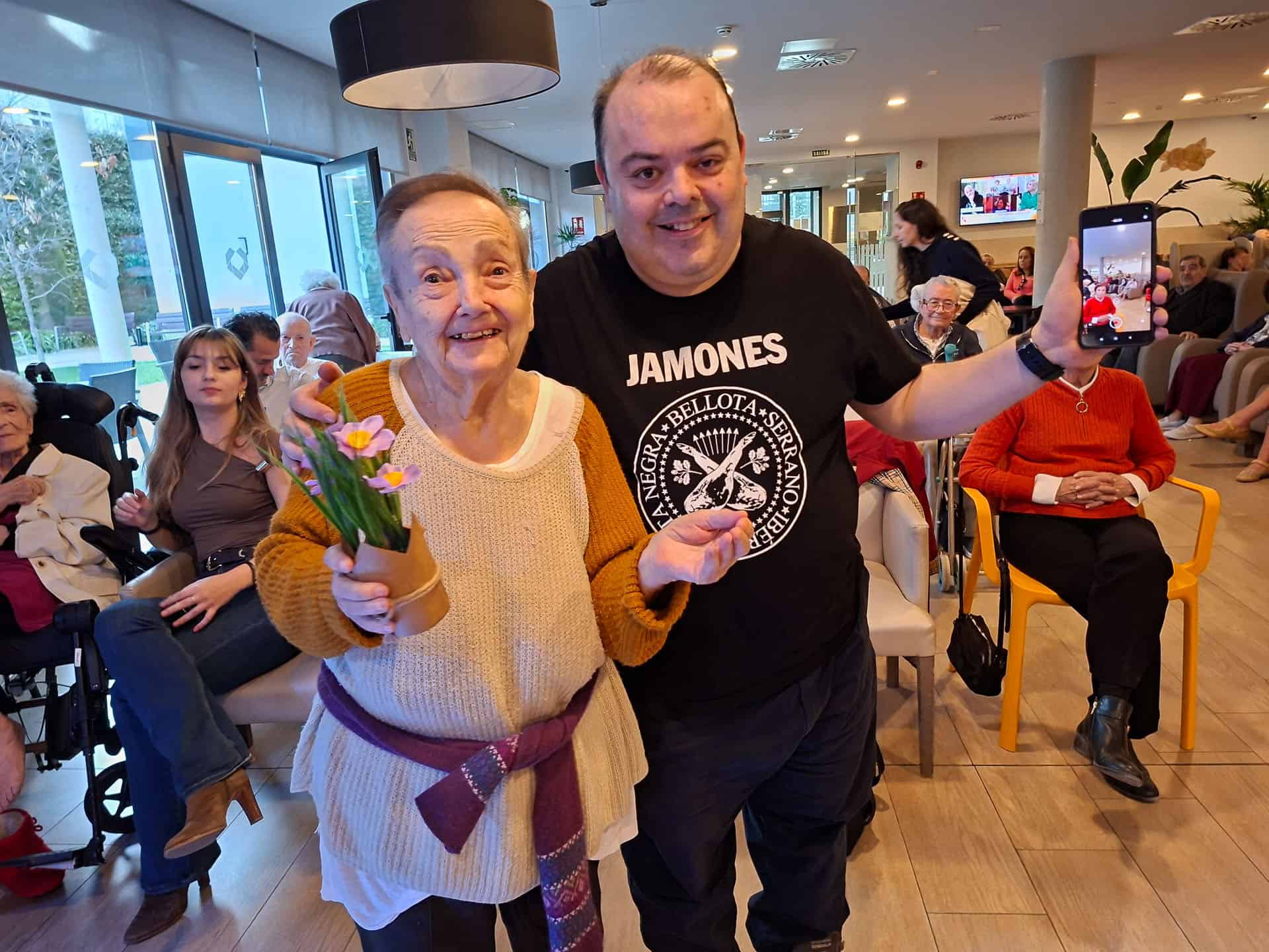 Otra residente feliz junto a su hijo