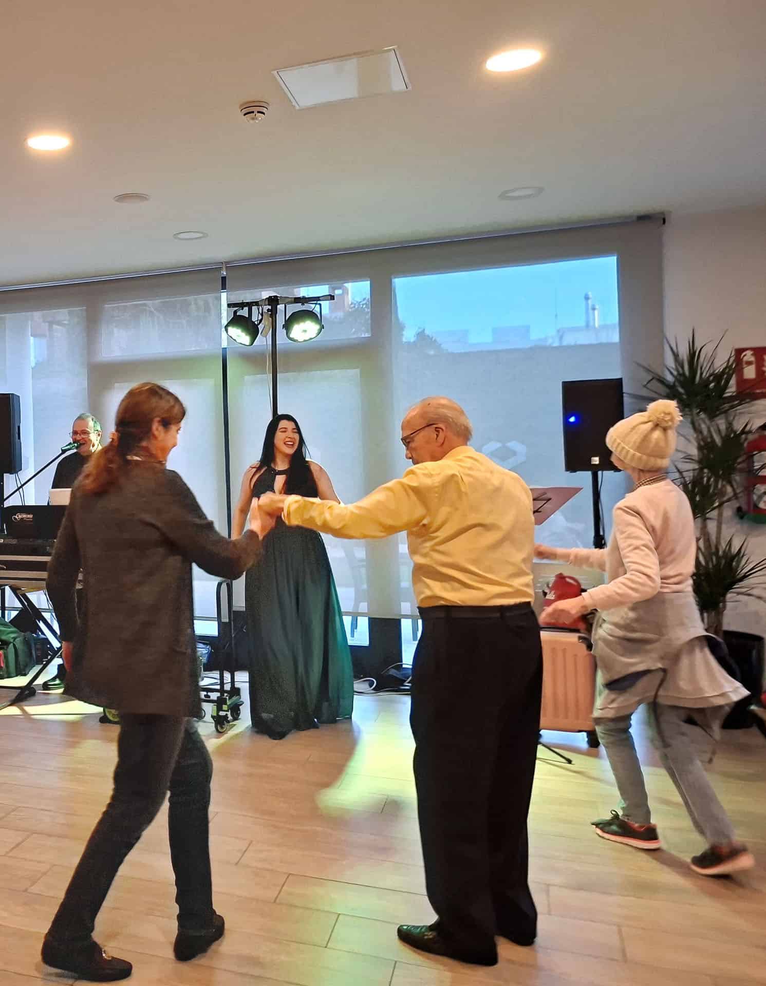 Los residentes celebran el día de los cumpleaños cantando y bailando
