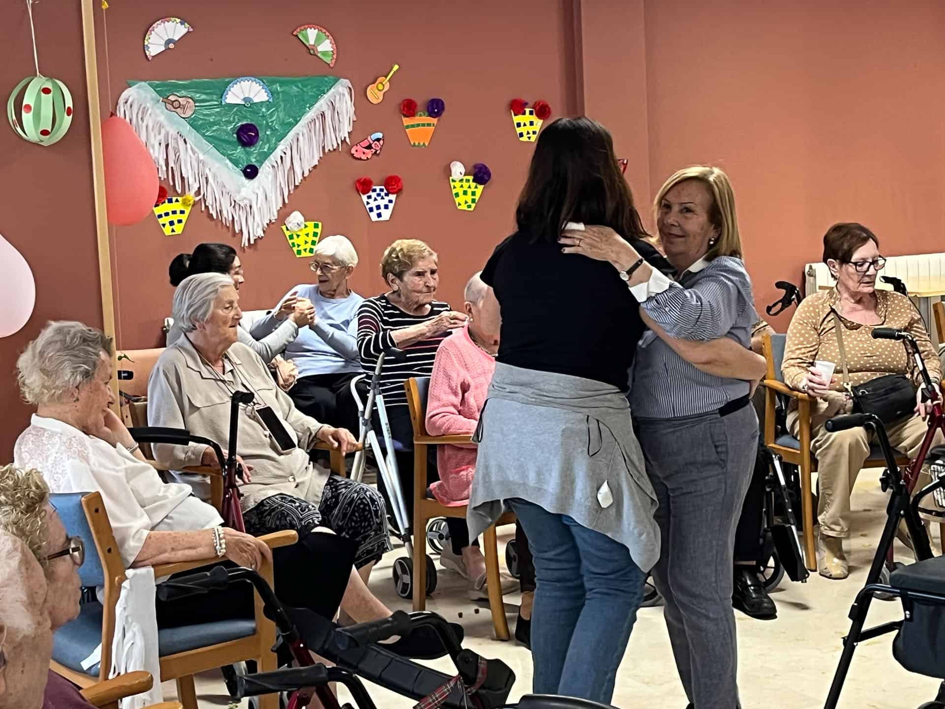 Una residente baila junto a su familiar