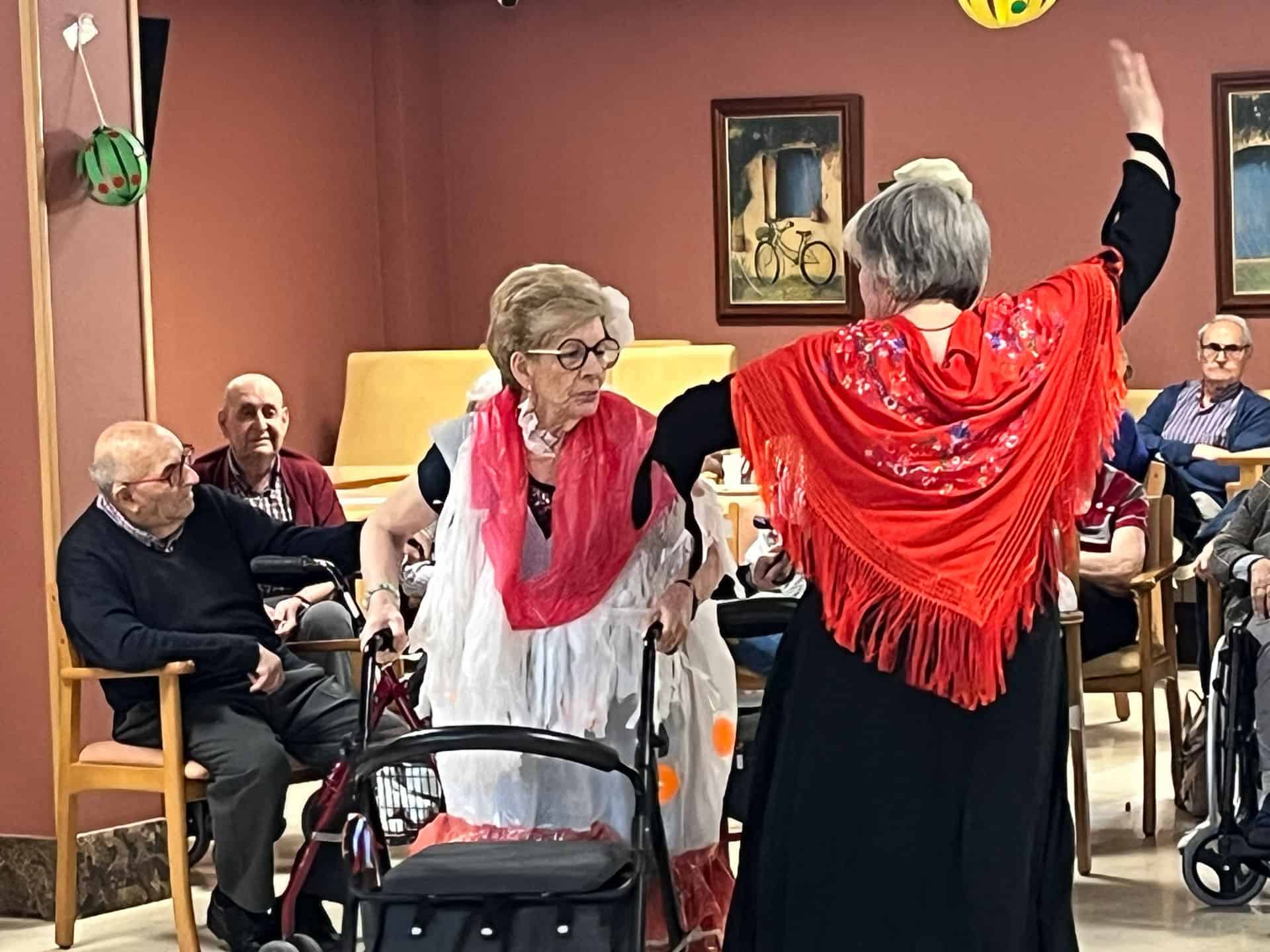Festa de la Feria de abril amb residents de MGS Seniors a Valladolid, amb música i ball tradicional.