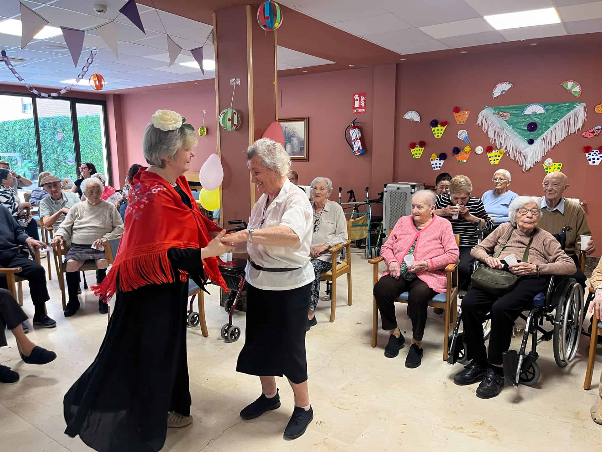 Dos residentes bailan sevillanas