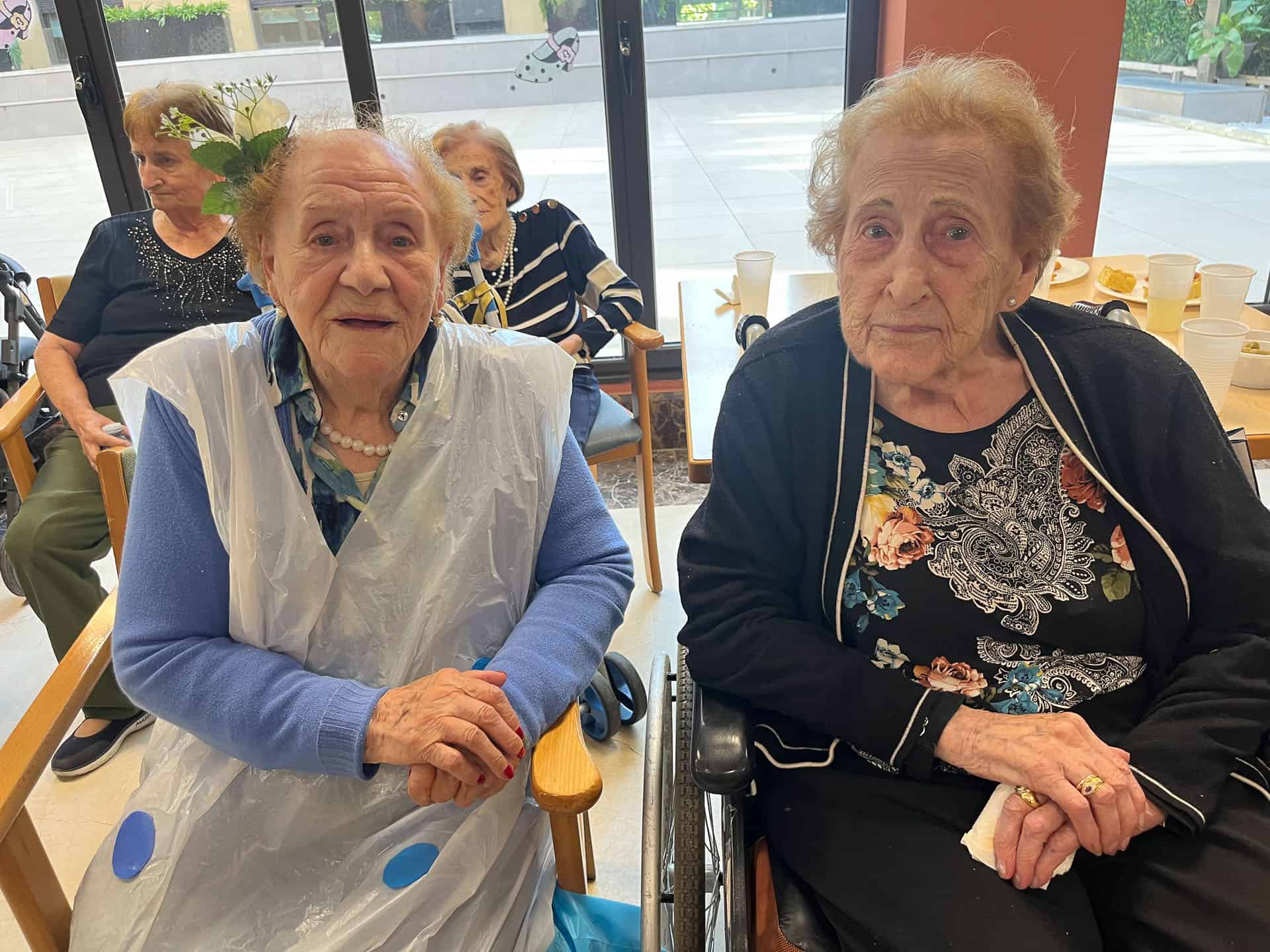 Dos residentes con flores en el pelo
