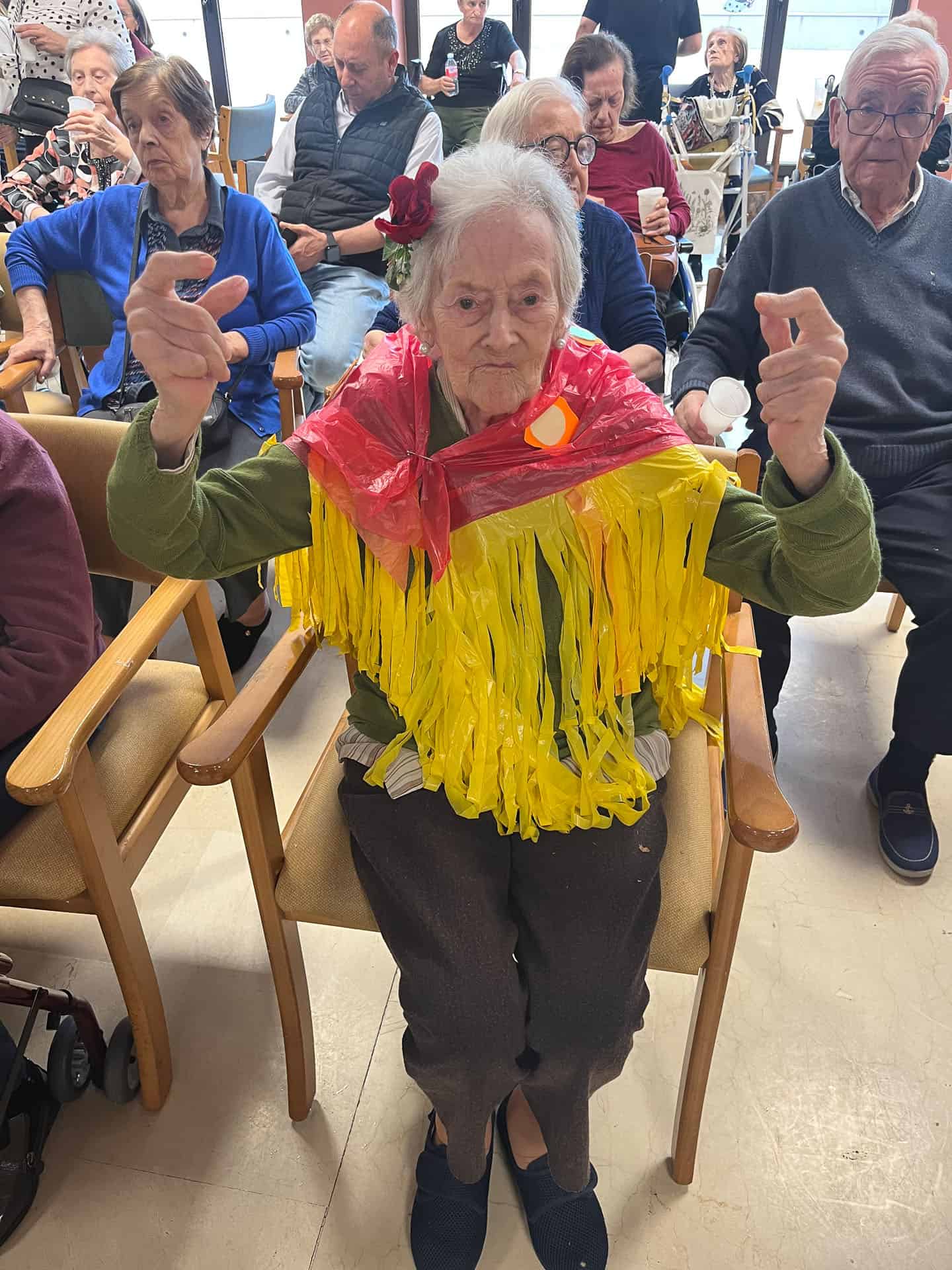 Una residente toca las castañuelas