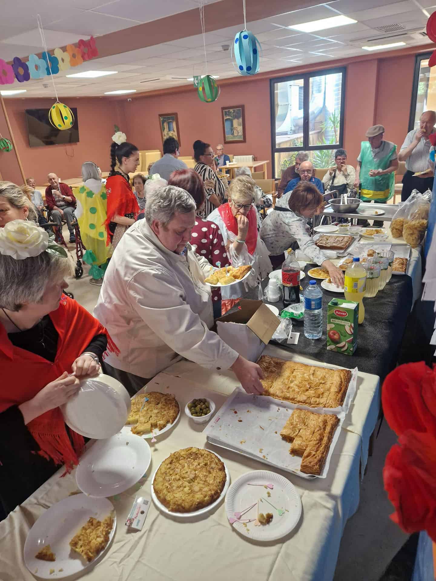 Los residentes preparan la mesa de la comida