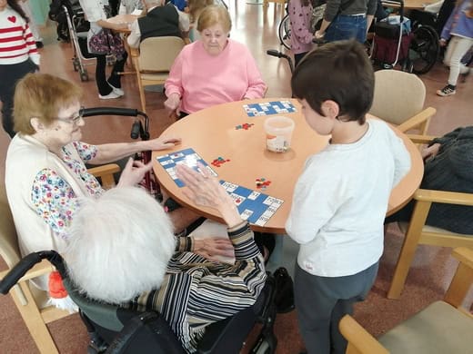 Los más pequeños apoyan a los residentes