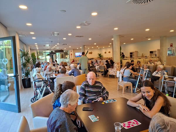 Los residentes recibieron la visita de jóvenes para el torneo de juegos de mesa