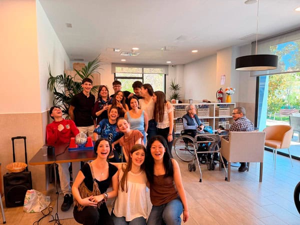 Imagen del grupo de jóvenes que visitó la residencia