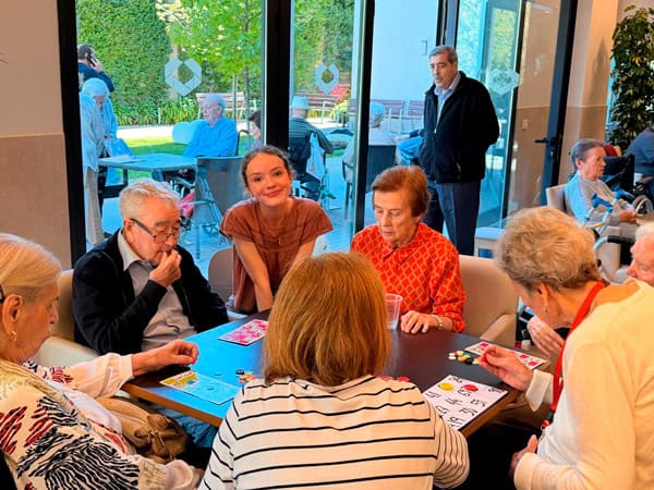 Más jóvenes jugando con los residentes