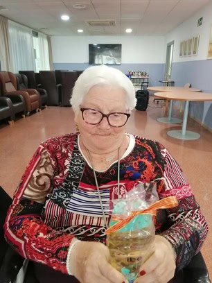 Cumpleañera con su regalo en el comedor
