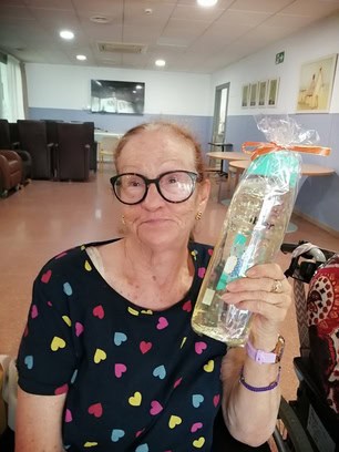 Una cumpleañera muestra orgullosa su regalo