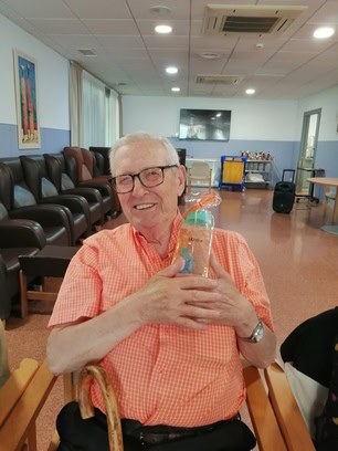 Un residente súper feliz con su detalle