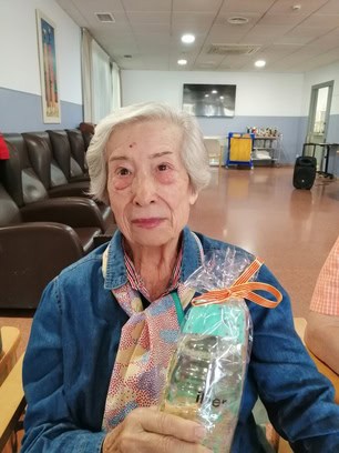 Otra residente se muestra feliz con su regalo