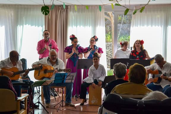Grupo de canto que nos visitó por la feria de abril
