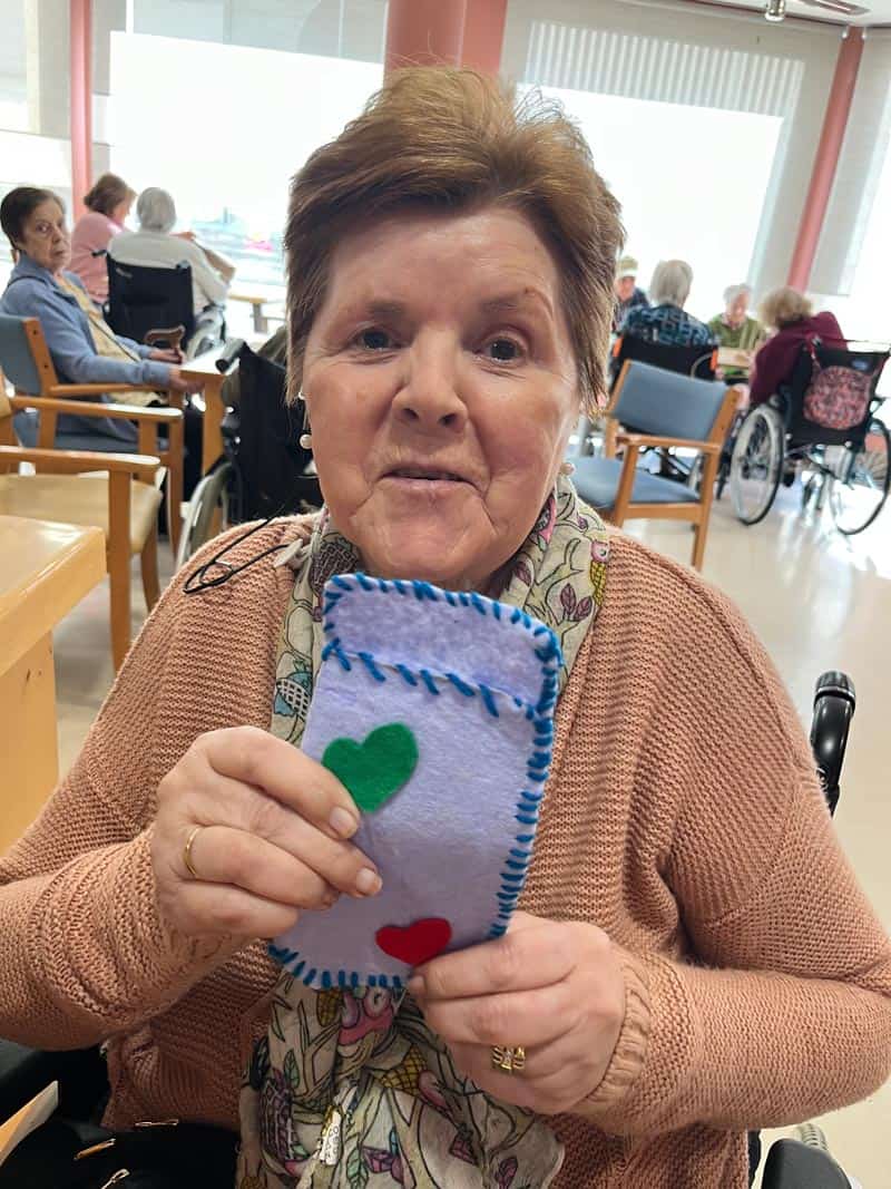 Otra residente muestra orgullosa lo elaborado manualmente