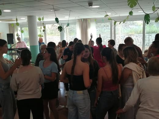Durante la actuación también nos visitó un grupo de jóvenes