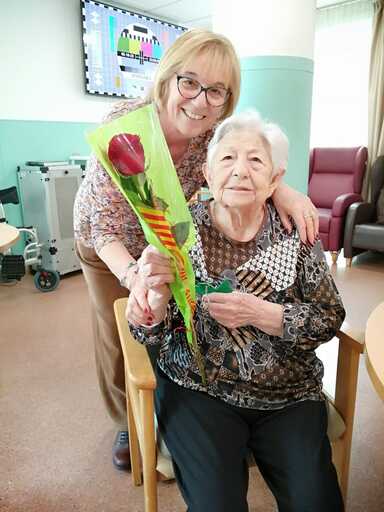 Otra familiar entrega una rosa