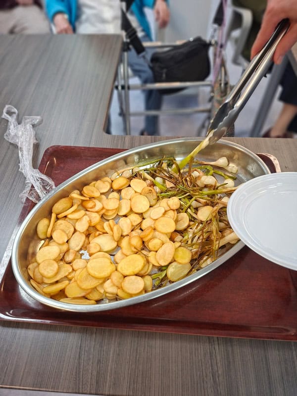 Bandeja de patatas con ajos tiernos