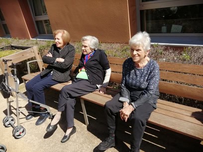 Residentes disfrutando de la terraza y del buen tiempo
