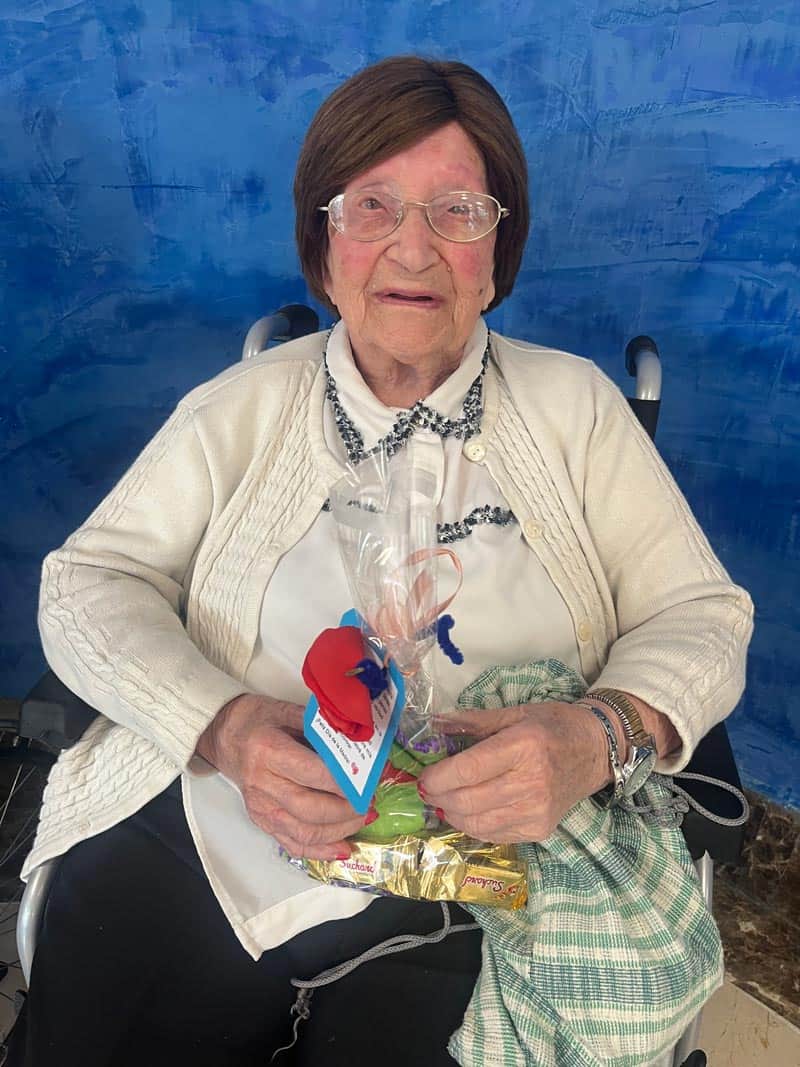 Otra residente feliz con su regalo hecho a mano