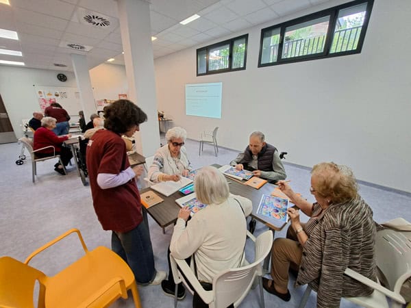 Una auxiliar ayuda a los residentes durante la jornada de Ciencia para todos
