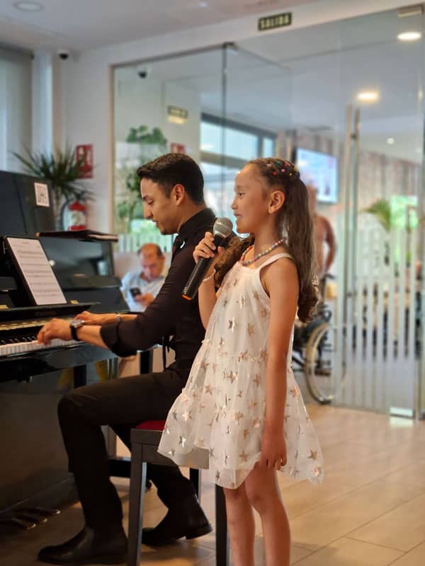 Una joven cantó durante el concierto de la flauta mágica