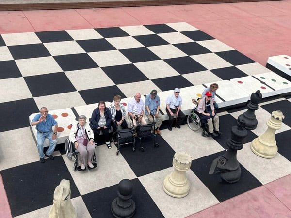 Imagen de grupo en el tablero de ajedrez