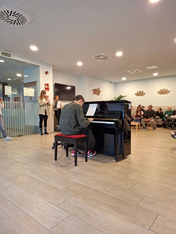 Un pianista tocó en directo durante el concierto