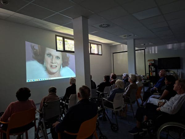 Nueva sesión de cine en la residencia