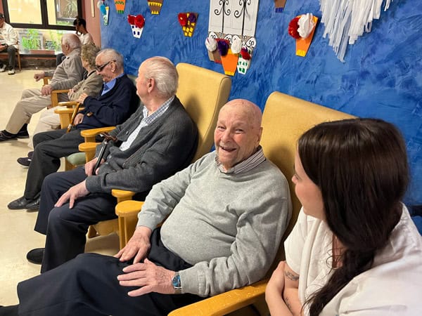 Los residentes felices en el comedor durante la sesión