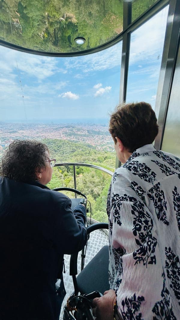 Dos residentes observan las vistas