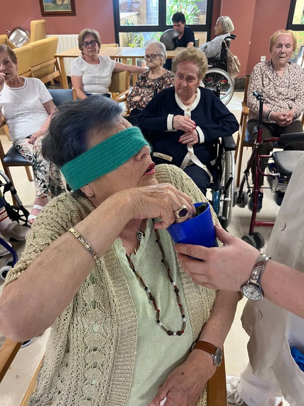 Una residente juega a adivinar con los ojos tapados