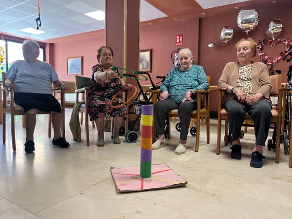 Más juegos en grupo en la residencia