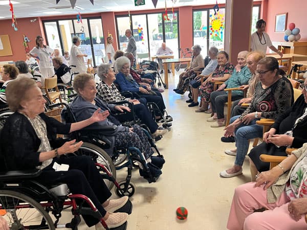 Imagen de los residentes jugando en el comedor
