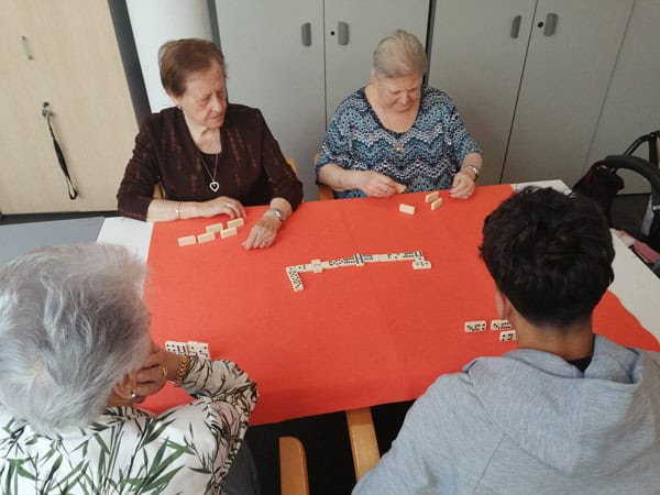 Los residentes concentrados jugando al dominó