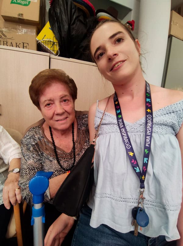 Otra pequeña visitante junto a una residente