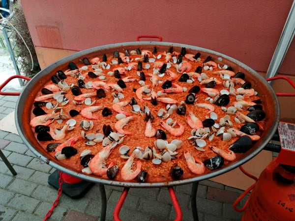 Durante la comida se sirve una rica paella