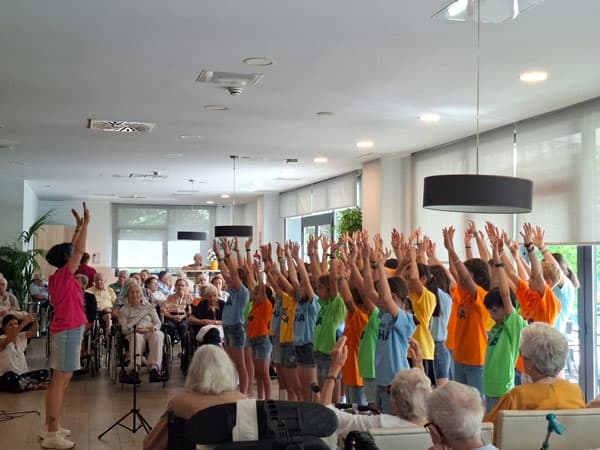 Junto a los alumnos del Colegio Huérfanos de la Armada bailamos y cantamos en el salón