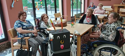 Residentes posan en el comedor de Riosol con el toro simbólico realizado de forma artesanal