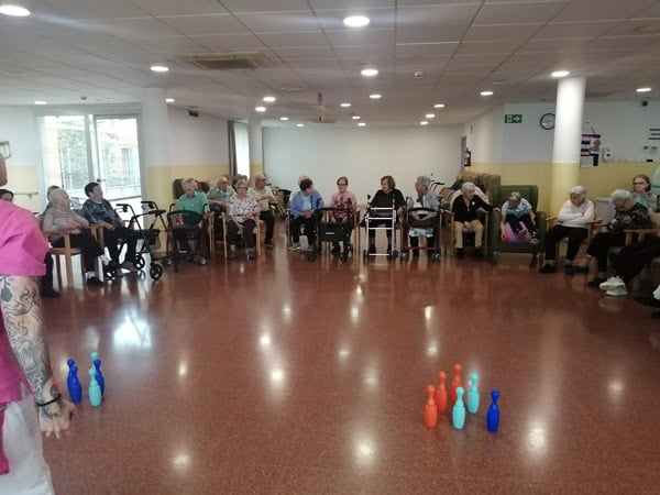 Los residentes jugando a petanca