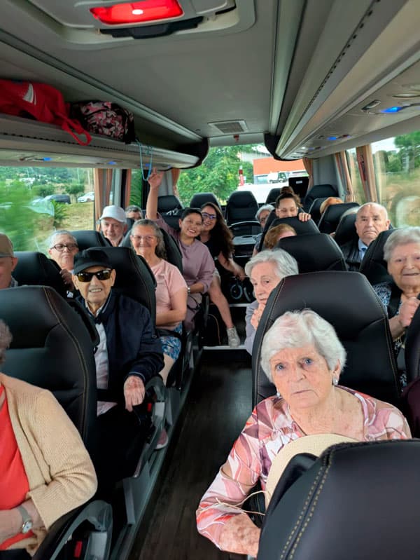 Imagen del autobús lleno en la excursión a la playa