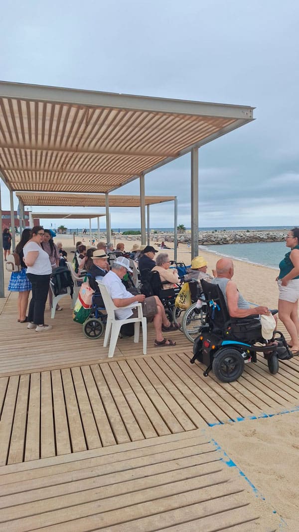 Imagen de los residentes en la arena de la playa