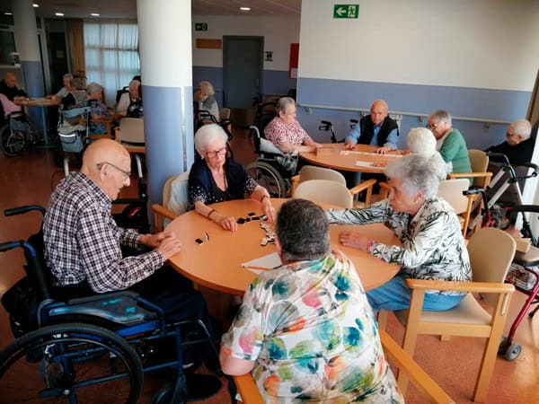 Otro grupo de residentes juega al dominó