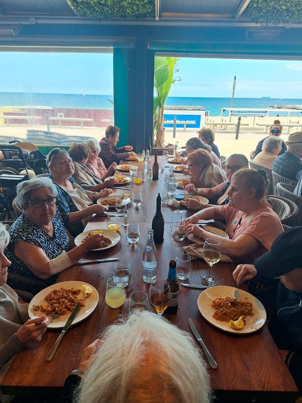 Los residentes comen en un chiringuito frente al mar