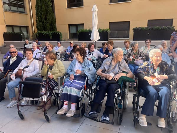 Los residentes esperan la comida en el patrio