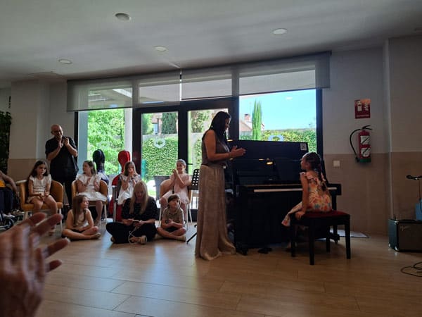 Una pequeña toca en el piano la Flauta Mágica de Mozart