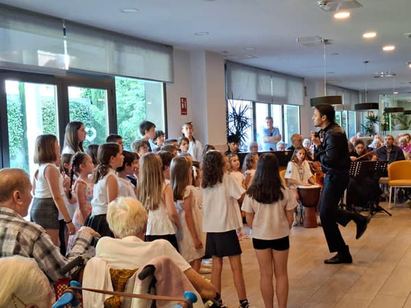 Los alumnos bailan durante el concierto de la Flauta Mágica