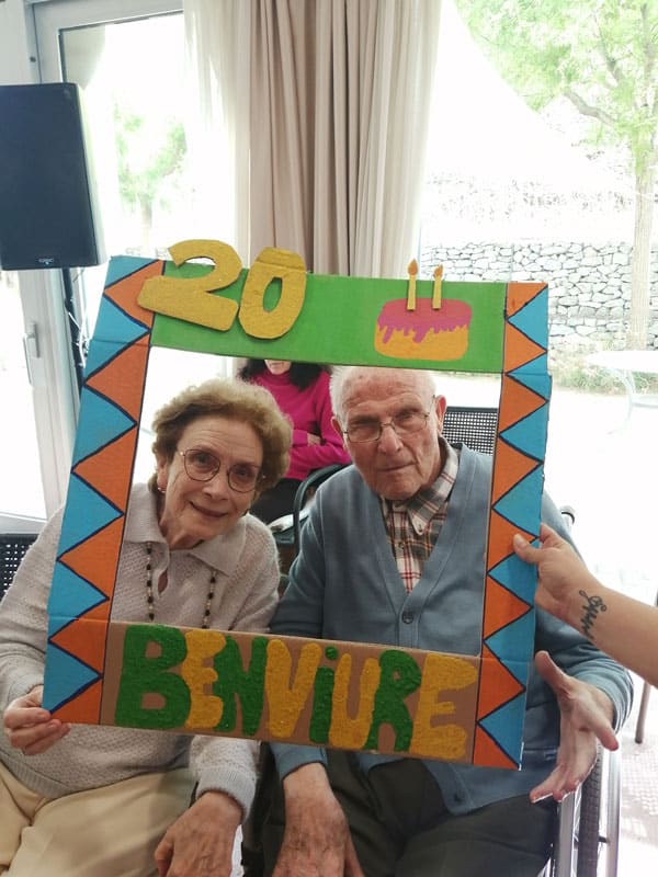 Más residentes con el photocall, hecho de forma artesanal